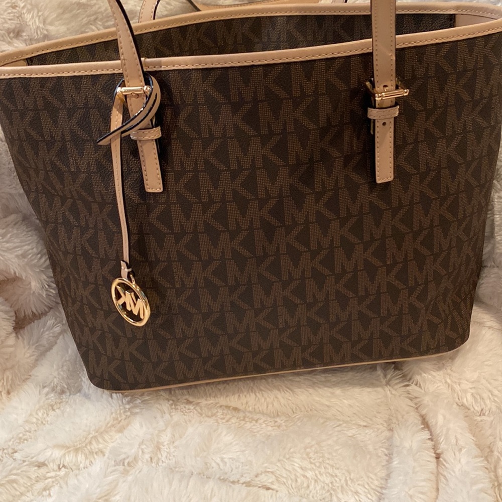 Michael Kors Jet Set TZ tote comes with tag